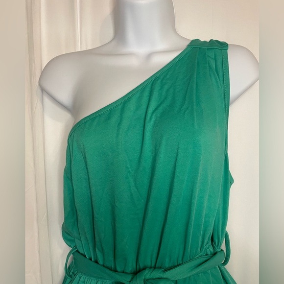Women’s size M short jumper/romper in green with tie waist - Picture 2 of 9